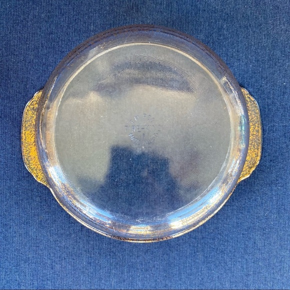 Vintage Fire King 2-Quart Casserole Dish With Gold Detail Pattern Made in USA - Picture 7 of 8